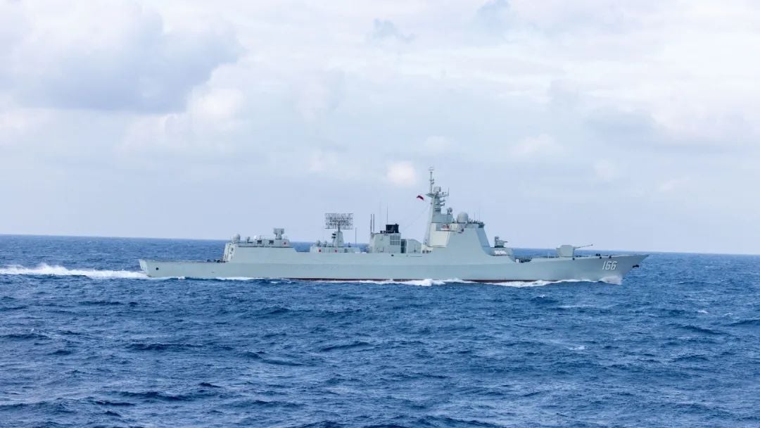 解放军南部战区舰艇编队在多个海域实战化演练