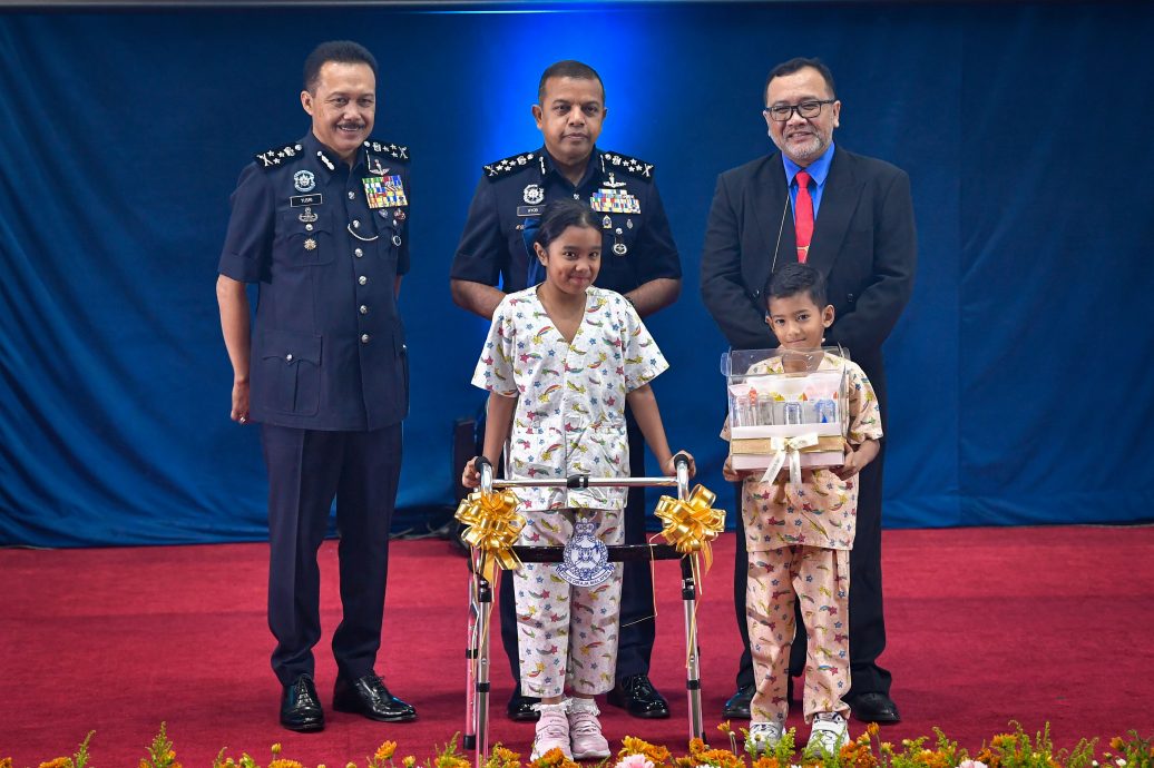 警方探访患病儿童,赠医院医疗器材