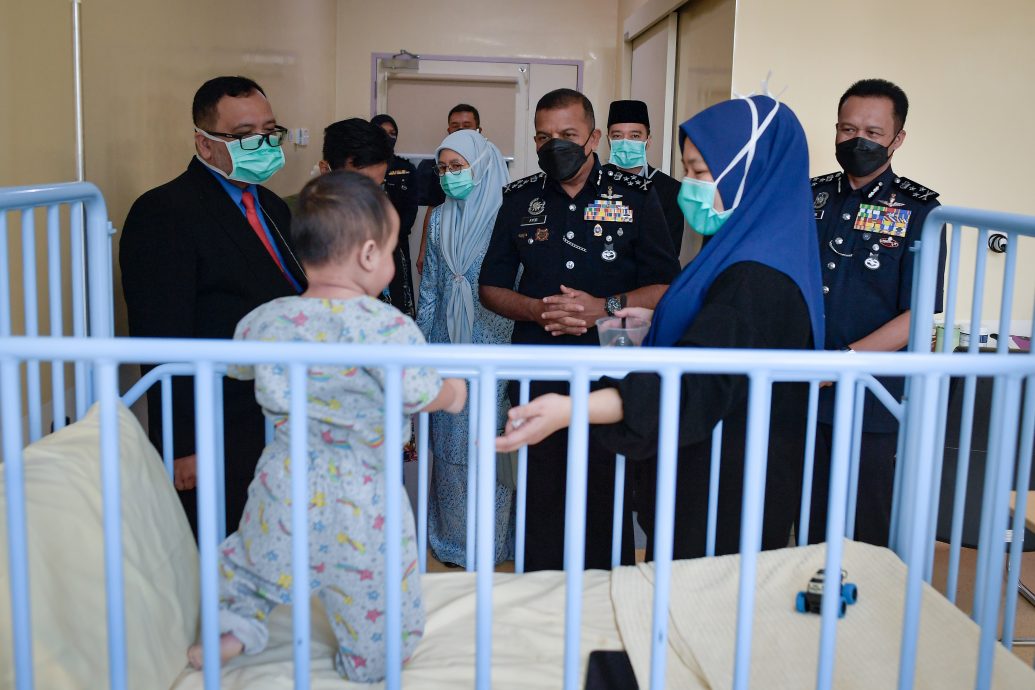 警方探访患病儿童,赠医院医疗器材