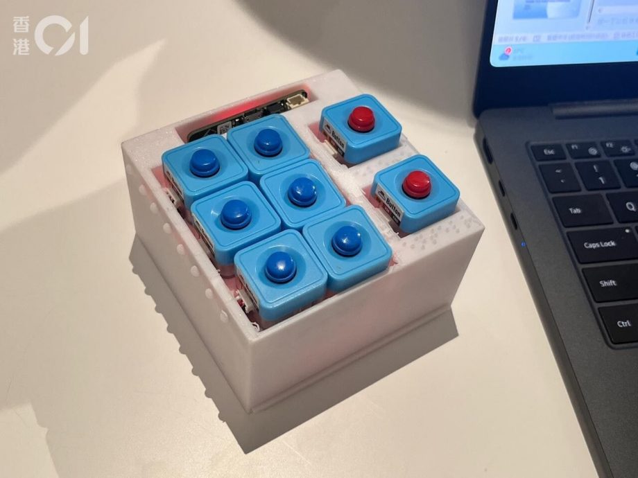 让视障爷爷用智慧手机更方便 港女学生发明携带式盲人点字键盘