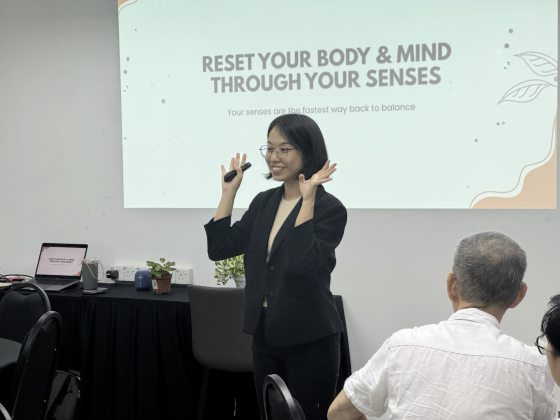 记锺嘉怡／像植物一样工作