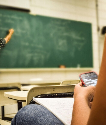 讲师不满学生迟到扬言“锁门” 网民反应两极