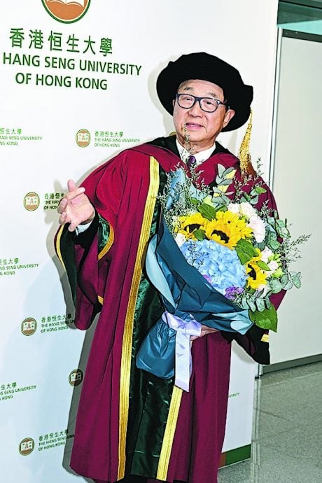 许冠文获颁授荣誉博士 寄语同业放胆拍摄高质素电影