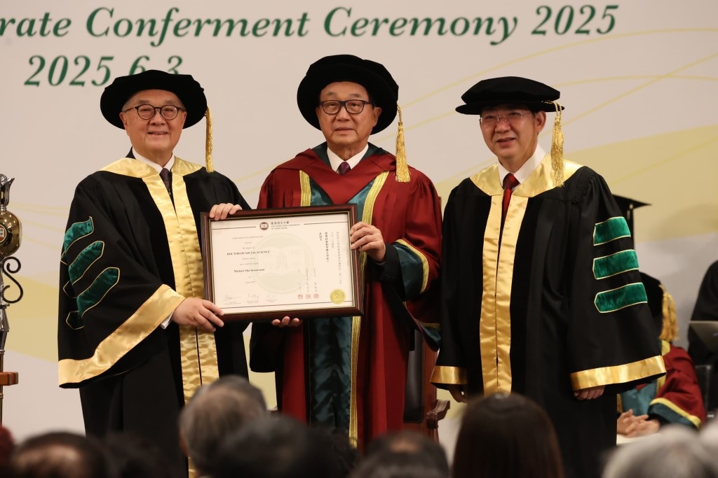 许冠文获颁授荣誉博士 寄语同业放胆拍摄高质素电影