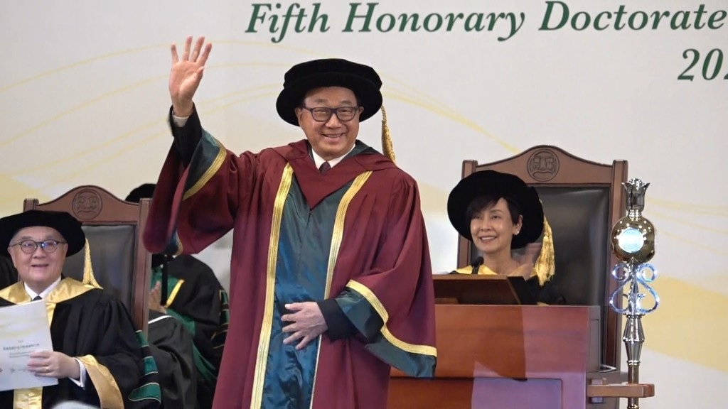 许冠文获颁授荣誉博士 寄语同业放胆拍摄高质素电影