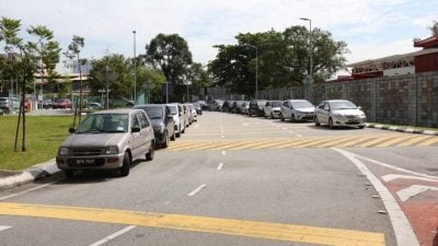 甲洞捷运停车场天天爆满  车停泊路边接罚单 叫苦