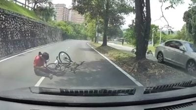 道路窨井盖没铺平  学生骑行跌伤险酿祸