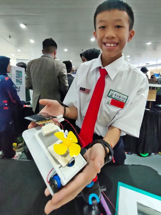 请签发(大北马)创客妙想:灵光一闪有点子 小创客发明“双能清风扇” 便宜又实用