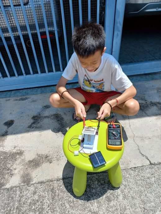 请签发(大北马)创客妙想:灵光一闪有点子 小创客发明“双能清风扇” 便宜又实用