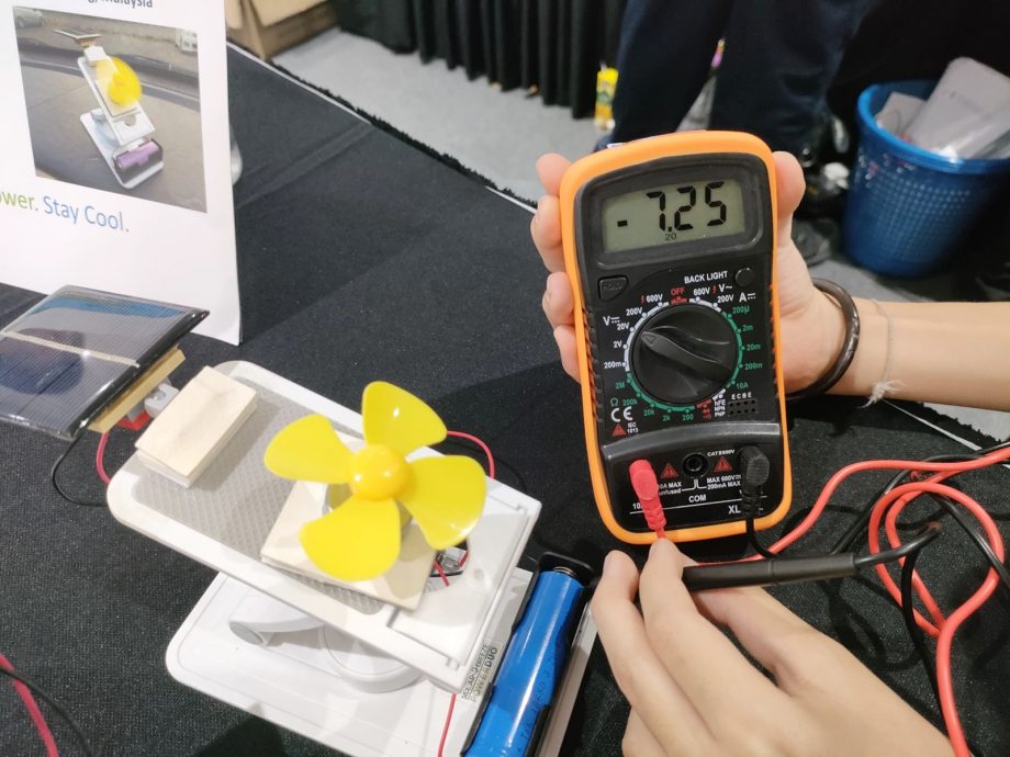 请签发(大北马)创客妙想:灵光一闪有点子 小创客发明“双能清风扇” 便宜又实用