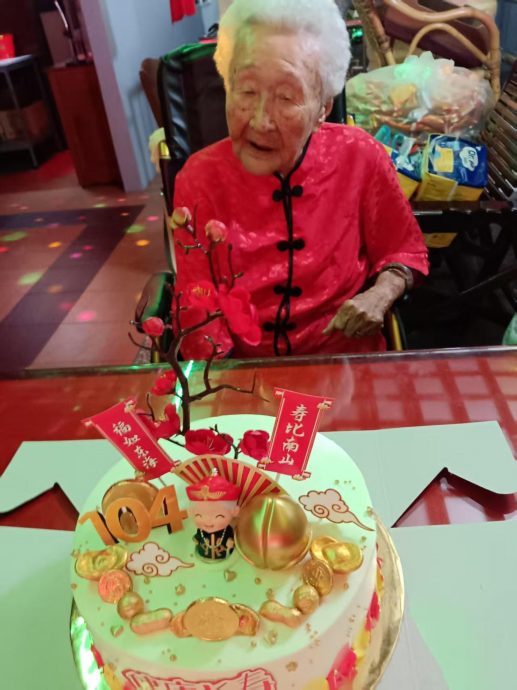 请签发(大北马)吉北竹城人瑞林赛凤日前在住家安详离世,享嵩寿105岁。