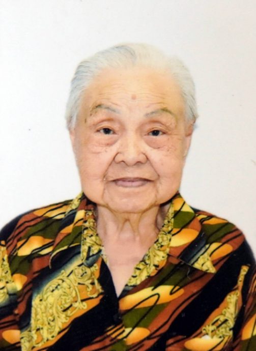 请签发(大北马)巴东勿刹人瑞朱英妹逝世办笑丧,四代同堂百名子孙拔龙须送殡