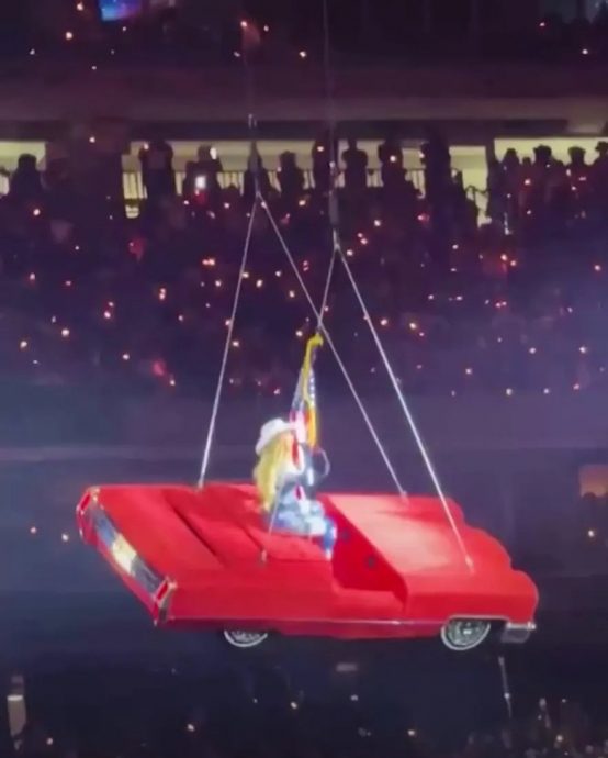 贝文丝家乡开唱爆意外 悬空道具突倾斜险坠地