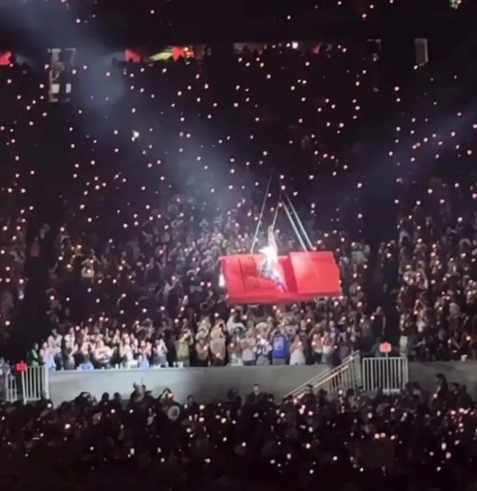 贝文丝家乡开唱爆意外 悬空道具突倾斜险坠地