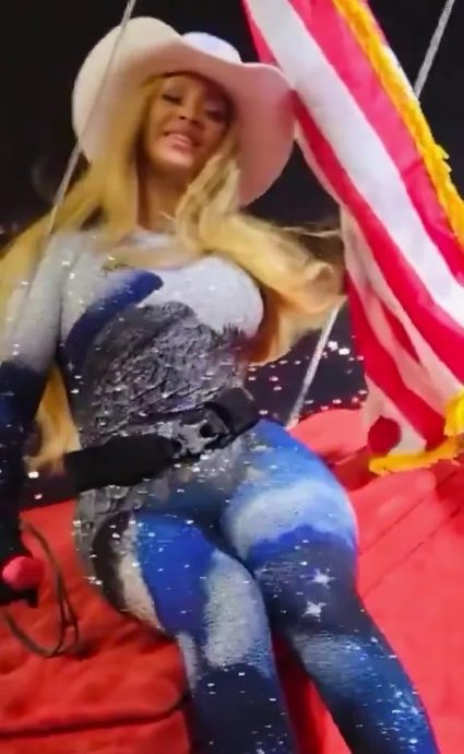 贝文丝家乡开唱爆意外 悬空道具突倾斜险坠地