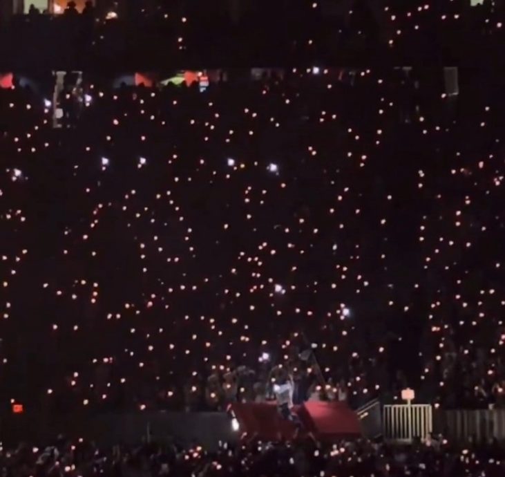 贝文丝家乡开唱爆意外 悬空道具突倾斜险坠地