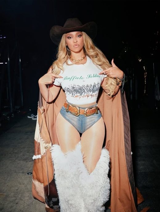 贝文丝家乡开唱爆意外 悬空道具突倾斜险坠地