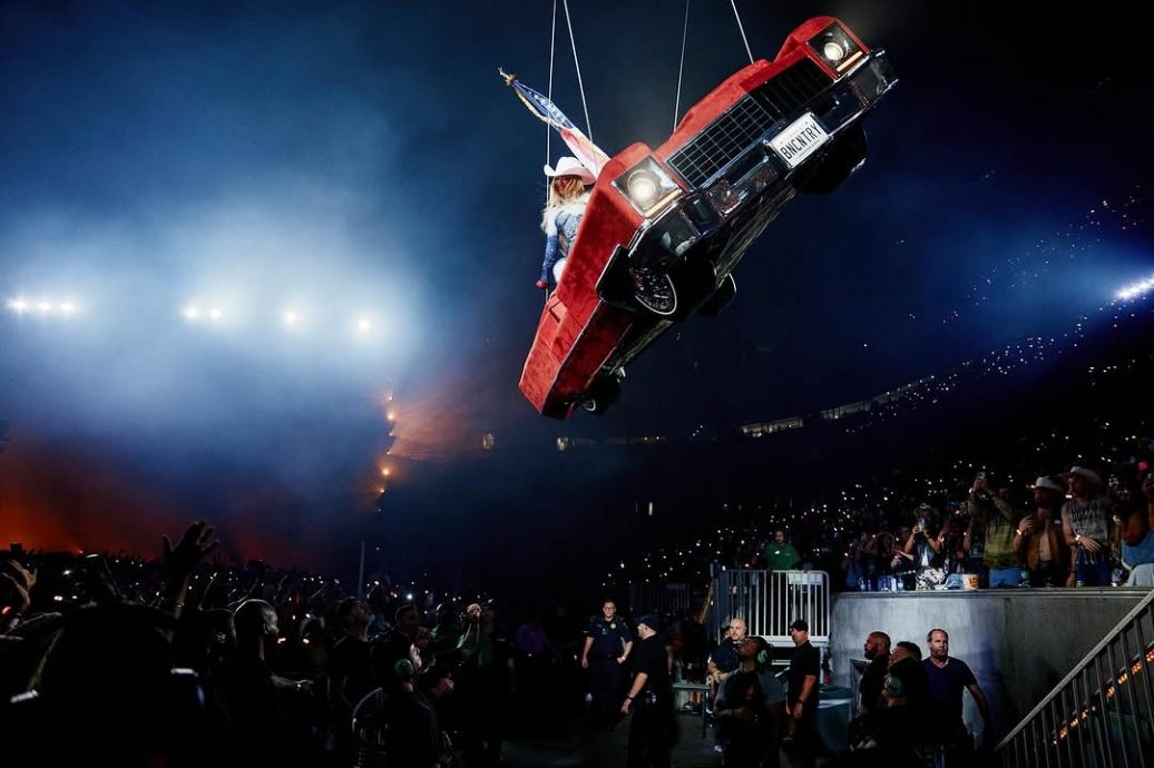 贝文丝家乡开唱爆意外 悬空道具突倾斜险坠地