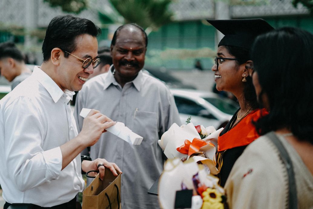 贫困家庭女儿终圆医生梦,沈志强亲赴毕业礼见证