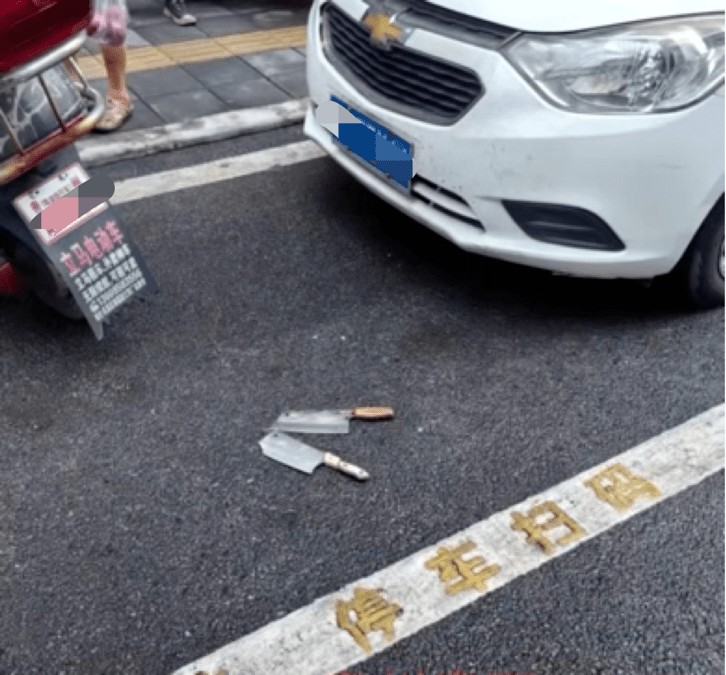 贵州街头2把菜刀从天而降 电单车主急抱头避“死神”