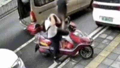 视频 | 贵州街头2把菜刀从天而降 电单车主急抱头避“死神”