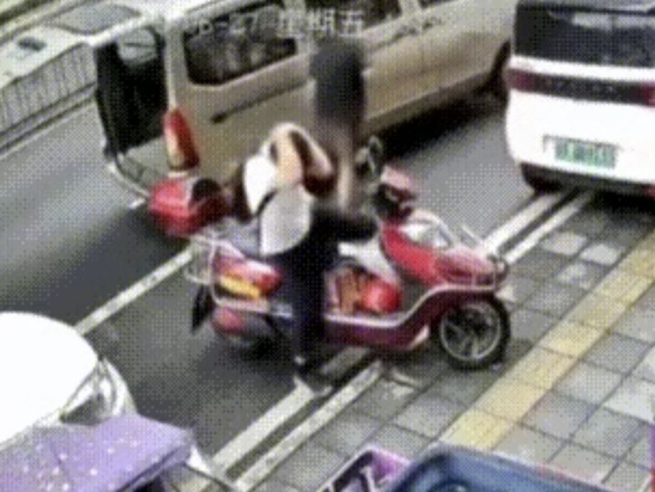 贵州街头2把菜刀从天而降 电单车主急抱头避“死神”