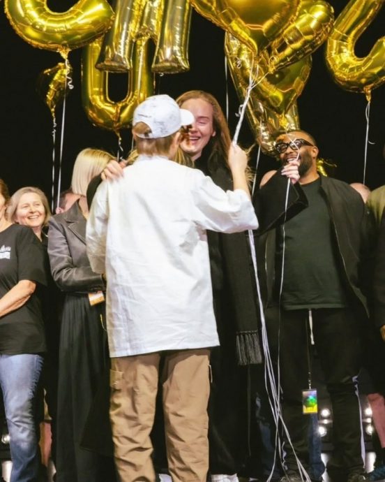 赞《混沌少年时》改善亲子关系 艾黛儿亲笔信谢导演