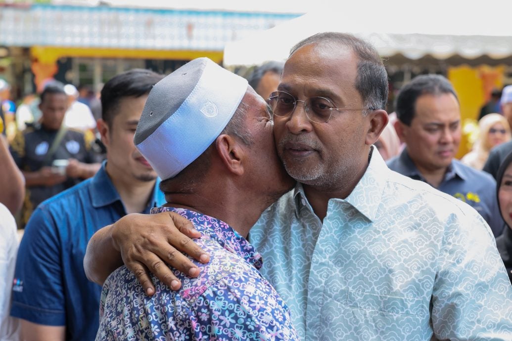 赞比里:避免意外涉及学生 大学须监督租旅巴返乡 / 主