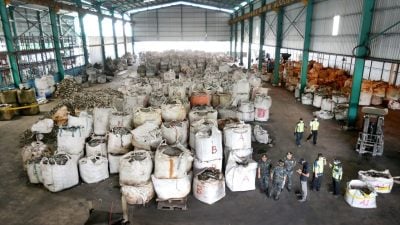 起值逾亿回收废料设备  警捣破无牌电子废料回收厂