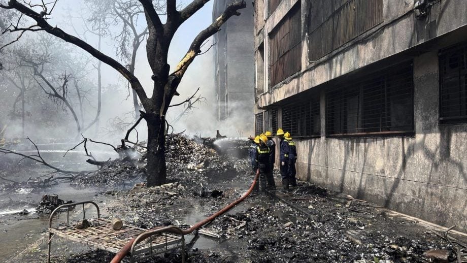 视频 |印度航空客机坠毁住宅区　载242人 准备飞往伦敦