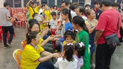 跪礼敬茶诉感恩之心 怡精武弘扬孝亲敬老感恩