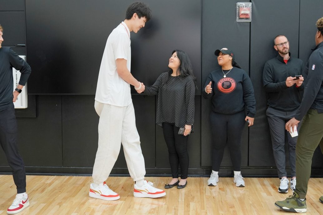 身披32号战袍开启NBA生涯  弗拉格期待与众星合作