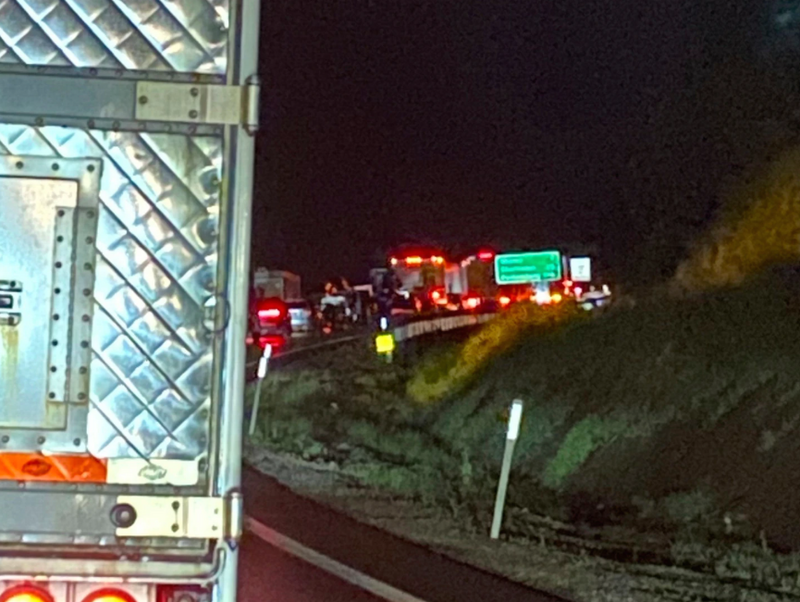 车流回堵19公里！美国公路遭土石流堵塞 数千人受困8小时