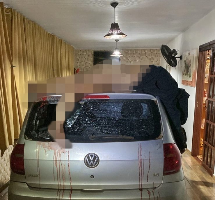  车顶惊现半裸女尸 男子到家才知撞死人！