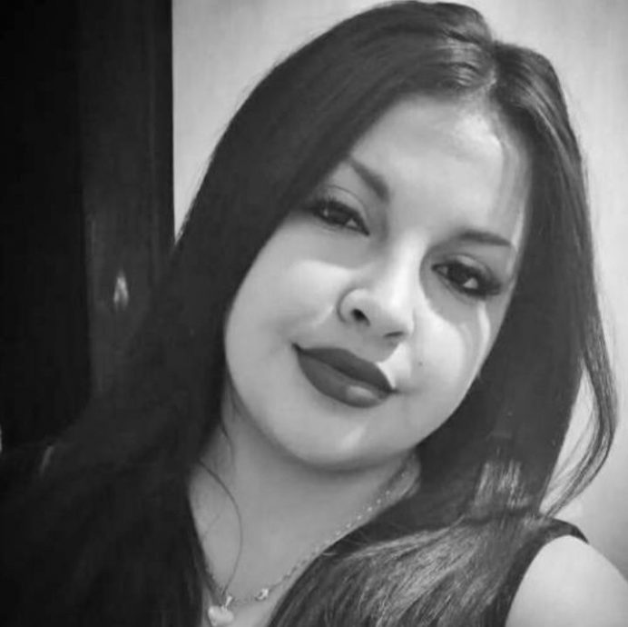  车顶惊现半裸女尸 男子到家才知撞死人！