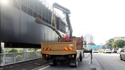 罗里载铁支侧翻 无人伤亡