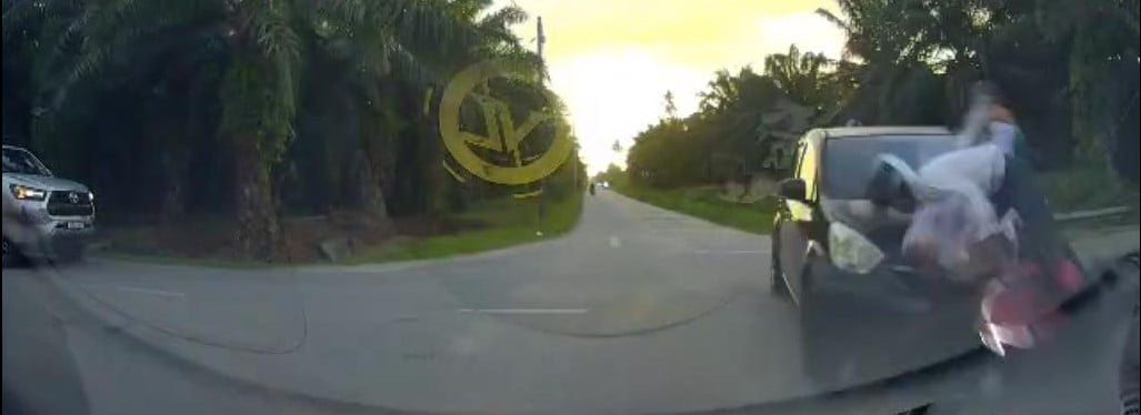 轿车司机没有在路口停车 撞飞摩托车一家三口