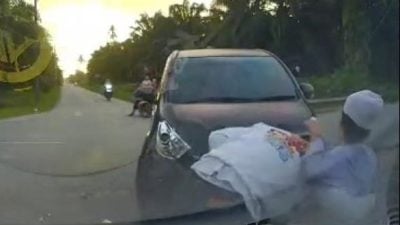 视频|轿车司机路口没停车  撞飞摩托一家三口