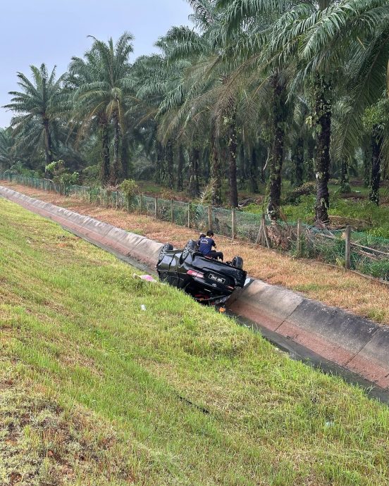 轿车失控坠沟全毁他死里逃生 “我还活着已是万幸!”