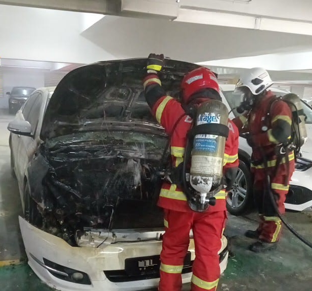 轿车引擎起火,11外籍男子呼吸困难送院