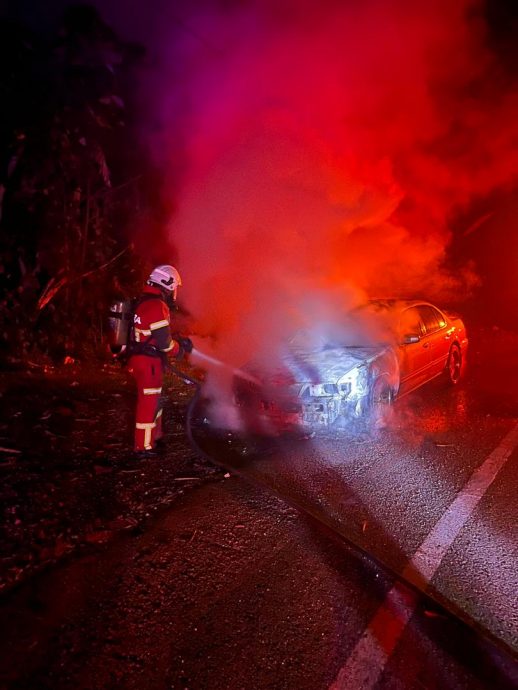 轿车打巴彭亨路起火 被烧毁60%