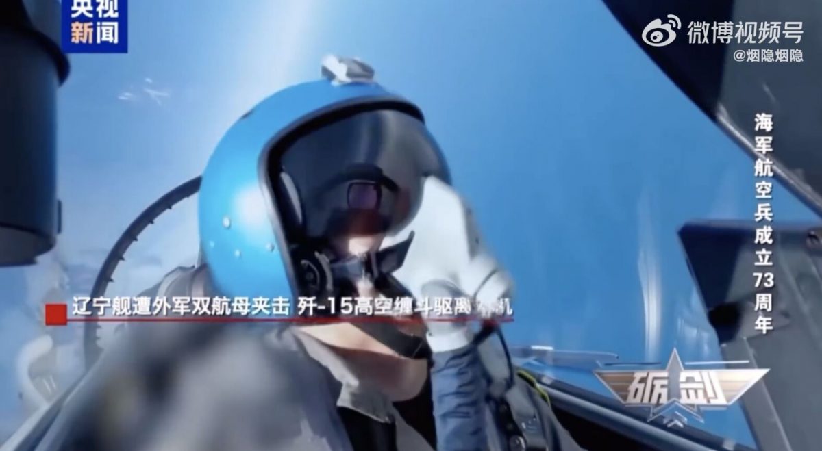 辽宁舰遇美军双航母　央视：歼15挂弹升空与外机紧咬缠斗直至驱离