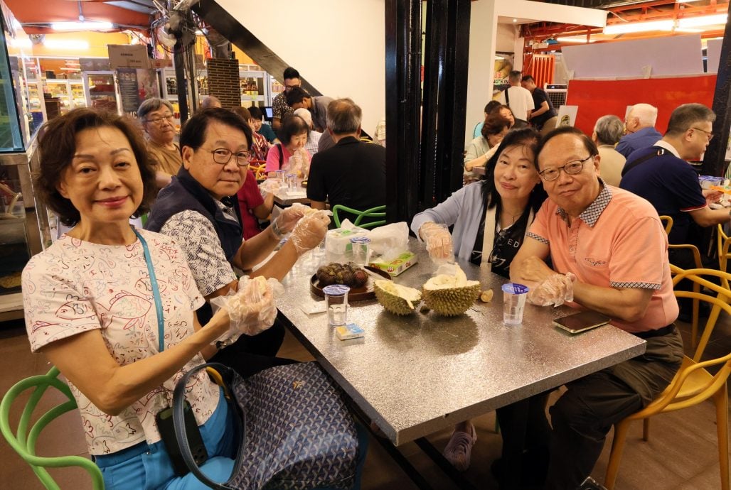 适逢果王榴梿季节 香港食神梁文韬组团来尝鲜