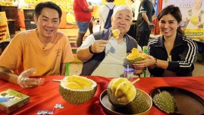 适逢果王榴梿季节 香港食神梁文韬组团来尝鲜