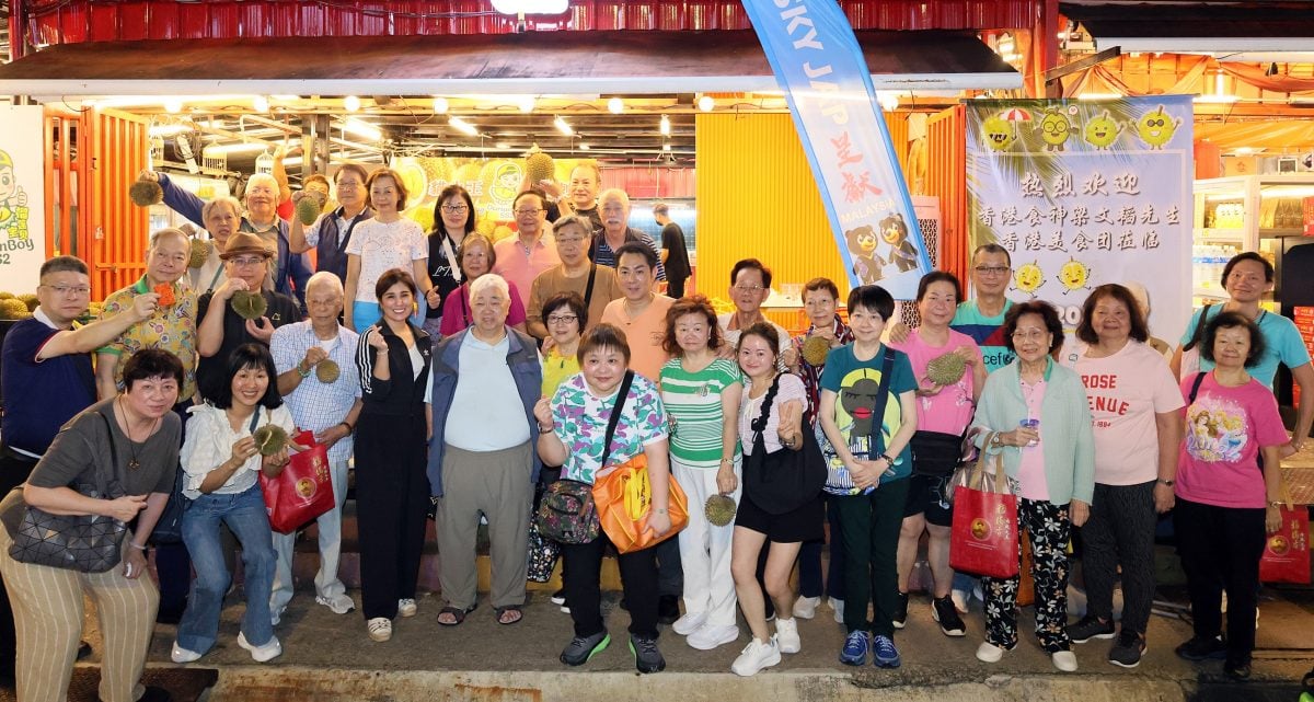 适逢果王榴梿季节 香港食神梁文韬组团来尝鲜