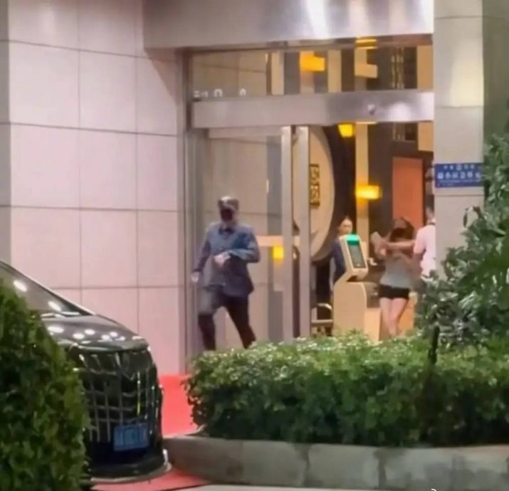 遭私生饭围堵追逐场面混乱 檀健次狂冲保姆车“逃难”