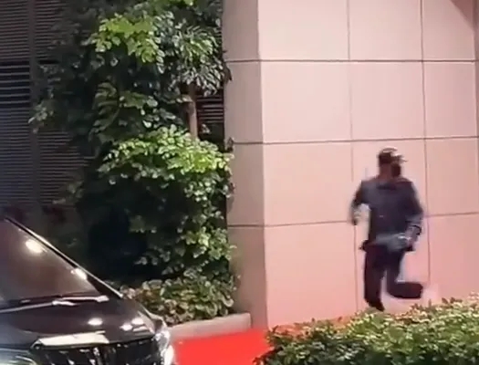 遭私生饭围堵追逐场面混乱 檀健次狂冲保姆车“逃难”