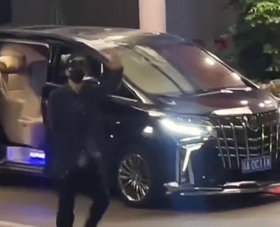 遭私生饭围堵追逐场面混乱 檀健次狂冲保姆车“逃难”