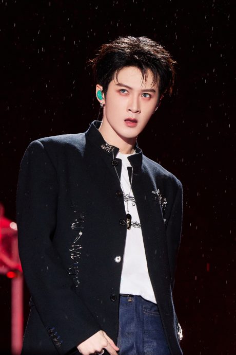 遭私生饭围堵追逐场面混乱 檀健次狂冲保姆车“逃难”