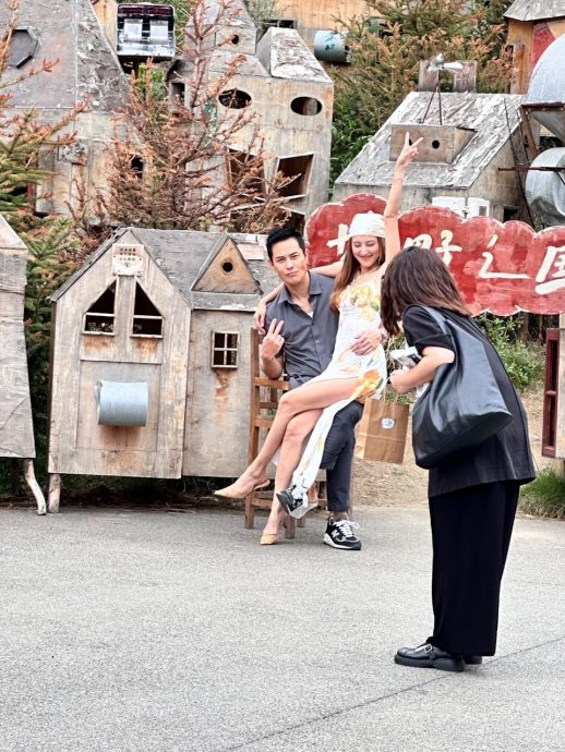 郑嘉颖成都亲子游放闪 陈凯琳美腿抢镜　